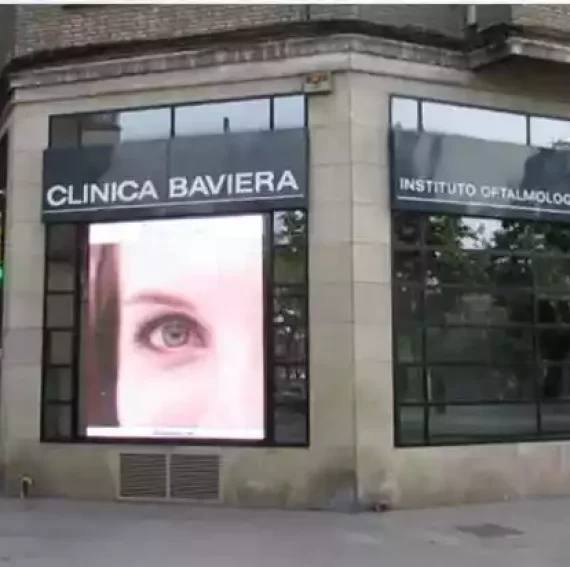 escaparate con una pantalla publicitaria en cordoba